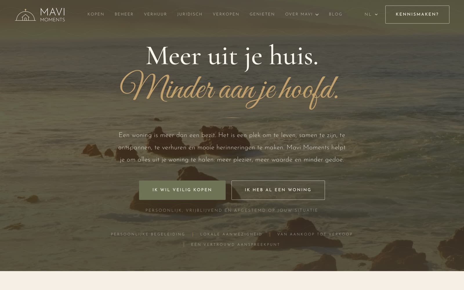 Homepage of mavimoments.com: the tagline over a sea view