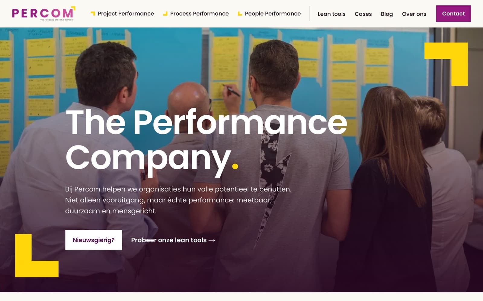 Homepage of percom-consultants.com: The Performance Company over a team at a planning wall